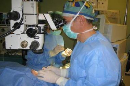El oftalmólogo Manuel Franco Benito, durante una intervención de un trasplante de córnea