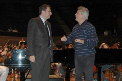 Félix Palomero, ayer con Bruno Aprea en el Auditorio.