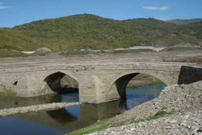 El puente, antaño sobre el Esla, hoy habitualmente debajo de él, consta de tres bóvedas