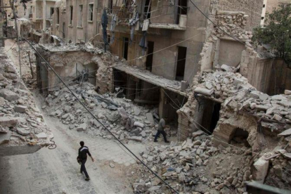 Un hombre camina entre los escombros en Alepo, este lunes.