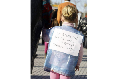 Una niña del colegio La Granja, en la protesta.