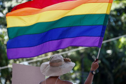 Una activista de los derechos humanos enarbola una bandera arcoíris en Manila. ROLEX DELA PENA