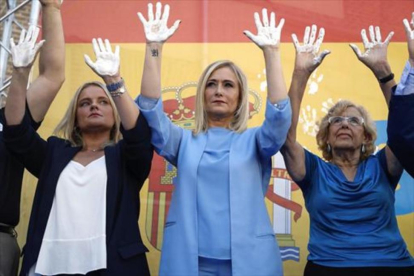 Marimar Blanco, Cristina Cifuentes y Manuela Carmena, en el acto de homenaje ante el palacio de Cibeles. /