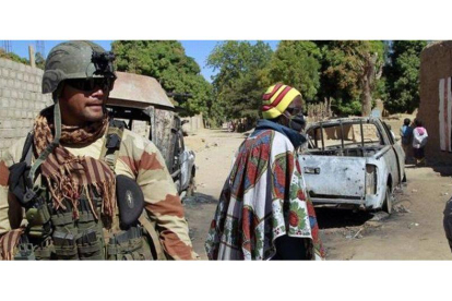Un soldado francés, junto a un maliense, asegura la zona en los alrededores de Diabali, este lunes.