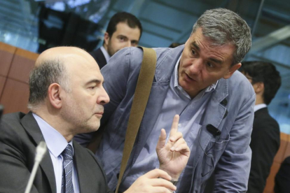 El comisario de Asuntos Económica, Pierre Moscovici (izqueirda), habla con el ministro griego de Finanzas, Euclides Tsakalotos, el martes en Bruselas.
