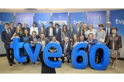 Trabajadores y directivos de TVE posan en una imagen conmeorativa de los 60 años de la televisión estatal.