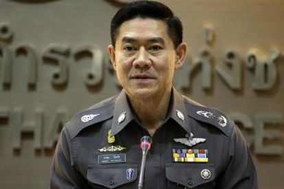El portavoz de la policía tailandesa, Songpol Wattahachai, durante una rueda de prensa de esta viernes sobre los datos recibidos del Servicio Federal de Seguridad ruso.