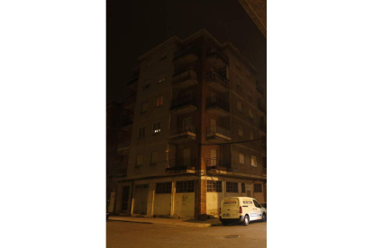 Edificio de la calle La Cañada desde donde se cayó el niño.