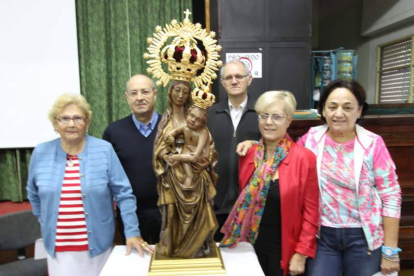 De Cela e integrantes de la asociación presentaron la réplica en madera policromada de La Encina.