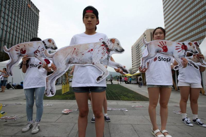Miembros de la organización surcoreana por los derechos de los animales protestan contra el hábito coreano de comer perros, especialmente en verano.
