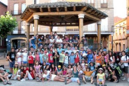 Los casi cien alumnos posaron en la plaza Mayor de Sahagún, antes de retirarse a descansar.