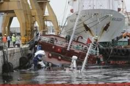 Imagen del barco cargado de carburante que se hundió ayer en Tarragona
