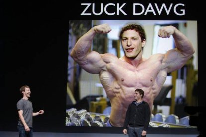 Mark Zuckerberg con una foto suya trucada por el actor Adam Sandberg.