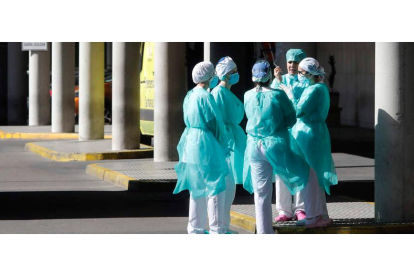 Imagen de profesionales sanitarios a las puertas del Hospital de León. RAMIRO