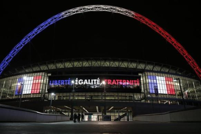 El arco del estadio de Wembley de Londres con los colores de la bandera nacional de Francia.