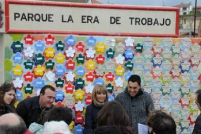 La alcaldesa, María Eugenia Gancedo, en el centro, en la colocación en el parque de La Era.