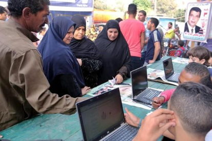 Registro para votar en Giza (Egipto) en elecciones legislativas.