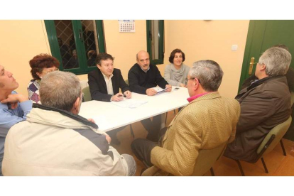 Folgueral y López Voces, en la reunión de ayer con la asociación vecinal La Estación-Temple.
