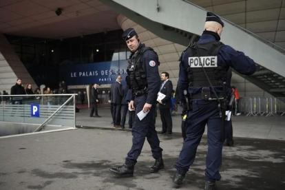 Agentes de la policía patrullan ante el Palacio de Congresos de París, donde se celebro el sorteo para la final del Campeonato de Europa de fútbol.