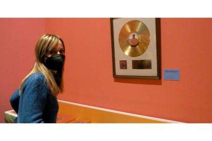 Blanca de la Torre, en la imagen ante un disco de oro de George Harrison, es artífice de exitosos proyectos. BENITO ORDÓÑEZ