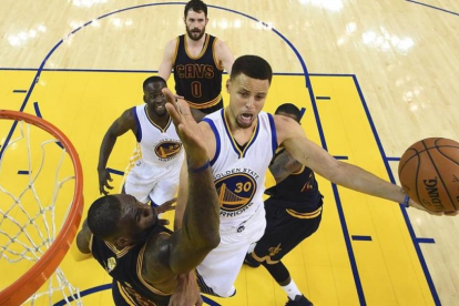 Curry deja una bandeja durante el segundo partido de la final de la NBA
