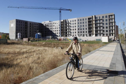 Imagen de una grúa en el sector urbanístico de la Universidad, uno de los pocos que quedan con movimiento.