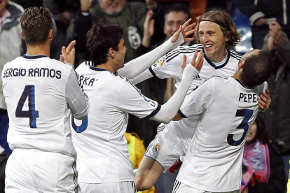 Modric celebra su gol, el tercero del equipo, junto a Ramos, Pepe y Kaká.