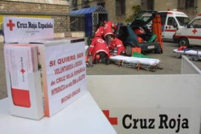 Los voluntarios de Cruz Roja conciencian a la población en primeros auxilios.