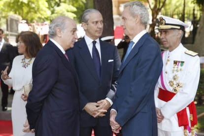 Morenés (segundo por la derecha) habla con el ministro del Interior, Jorge Fernández Díaz (izquierda), ante el jefe del Estado Mayor de la Defensa (JEMAD), Fernando García Sánchez (derecha).