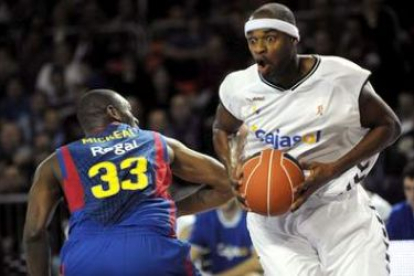Tariq Kirksay (d), controla el balón frente a Pete Mickeal.