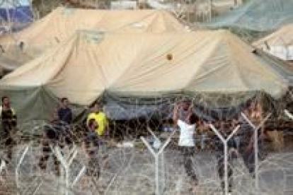 Palestinos arrestados por el ejército de Israel juegan al balón en un campo de refugiados