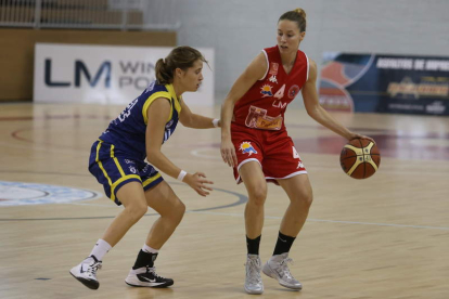 Anna Gómez conduce el balón en una posesión del Embutidos Pajariel.