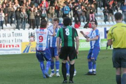 Mandi Sosa, que se estrenaba ayer como titular en El Toralín, celebra el gol del empate.