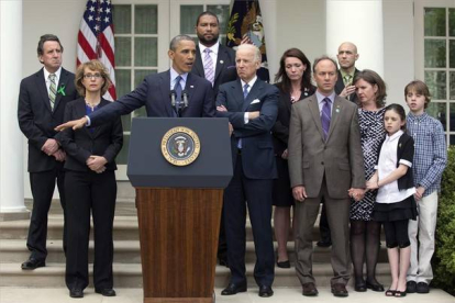 Obama comparece acompañado de la excongresista Gabby Giffords (segunda por la izquierda), el vicepresidente Joe Biden (quinto) y familiares de las víctimas de Newtown.