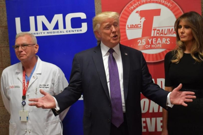 Trump y su mujer hablan ante la prensa tras visitar a los supervivientes en el Univeristy Medical Center, en Las Vegas, el 4 de octubre