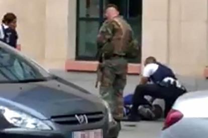 El agresor de dos soldados en Bruselas, abatido en el suelo
