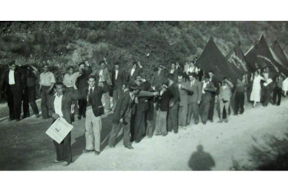 Imagen histórica de vecinos de Bembibre celebrando el 1 de mayo de 1936.