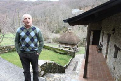 El alcalde de Barjas, Alfredo de Arriba, en una imagen de archivo tomada en su localidad.