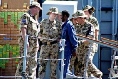 Militares alemanes escoltan a uno de los siete presuntos piratas