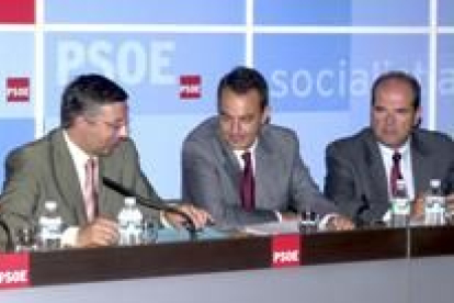 Blanco, Rodríguez Zapatero y Chaves, durante la primera reunión de la Ejecutiva socialista
