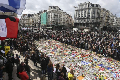Miles de personas en el homenaje que se organizó ayer por las víctimas de los atentados del 22 de marzo. OLIVIER HOSLET