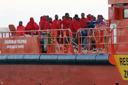 Un grupo de 33 inmigrantes de origen subsaharianos interceptados en una patera el pasado viernes, al llegar al puerto de Almería. Con posterioridad se han interceptado dos más cerca de la isla de Alborán.