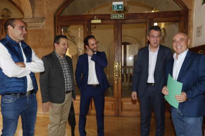 Los representantes de la DO Tierra de León visitaron ayer al presidente de la Diputación. JESÚS