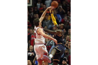 Pau Gasol pone un tapón decisivo a LeBron James, en los compases finales del partido entre los Bulls y los Cavaliers.