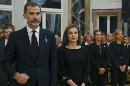 Los reyes Felipe VI y Letizia esta tarde en el Palacio Real. Detrás, las infantas Elena y Cristina.
