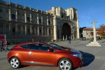 El Renault Megane de bajas emisiones que presenta Renault en León, ante San Marcos.