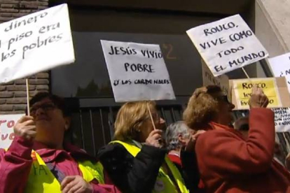 Un grupo de católicos protestan ante la actual vivienda de Rouco Varela por el gasto exagerado que supone para la Iglesia.