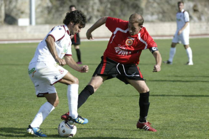 Galán, a la izquierda de la imagen, trata de llevarse el balón ante la presencia del centrocampista del Béjar Mateo en un lance del partido disputado en el estadio Roberto Heras.