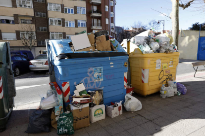 Contenedores de materiales reciclables en León, que precisa el sistema provincial de residuos. MARCIANO PÉREZ