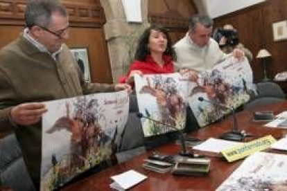José Antonio Fernández, Susana Téllez y Abel Sánchez muestran carteles de la Semana Santa